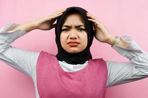 close-up van mooie jonge moslimvrouw gestrest, in paniek, geschokt, geïsoleerd