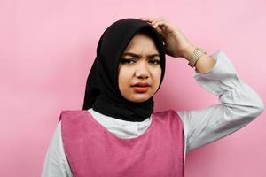 close-up van mooie jonge moslimvrouw denken, gestrest, geïsoleerd