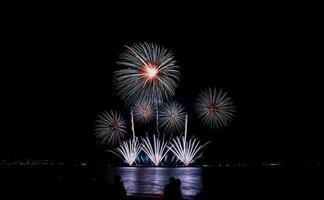 vuurwerk op zee in de nacht voor de viering van het nieuwe jaar foto