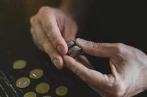 euromunten hand geld tellen foto