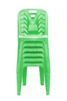groene plastic stoelen geïsoleerd foto