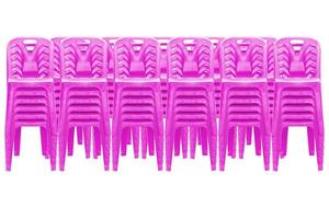 roze plastic stoelen geïsoleerd foto