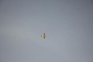 vliegtuigen met propellers vliegen in de lucht van het land, in Israël foto