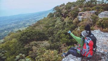 aziatische minnaar vrouwen en mannen reizen de natuur. reizen ontspannen. uitzicht op de bergen bekijken. op een klif op de berg. Thailand foto