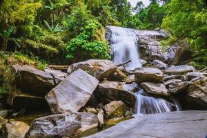 achtergrond wallpaper natuur bos heuvel waterval. thailand doi inthanon. reizen natuur. reizen ontspannen. siliphum waterval. foto