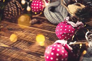 vrolijk kerstfeest en een gelukkig nieuwjaar. kerst compositie. geschenken fir tree takken bal rode decoraties op een houten achtergrond met kopie ruimte voor uw tekst. foto