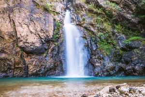 natuurlijke achtergrond landschapsfoto jogkradin in het diepe bos bij kanchanaburi in thailand. smaragdgroene waterval, reizen natuur, reizen ontspannen, reizen thailand, waterval foto, landschapsfoto. foto