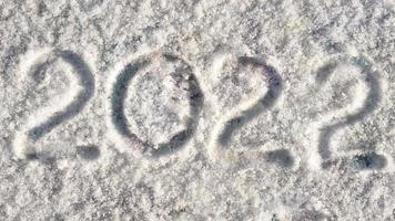 kerst 2022 symbool van het nieuwe jaar witte cijfers in de sneeuw foto