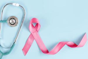 roze lint van borstkanker bewustzijn concept. wellness-campagnebanner van wereldkankerdag. gezondheidszorg kanker bewustzijn en medische checkup concepten, gezondheidsoverleg met arts. foto