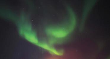 lichtgroen noorderlicht boven ijsland lichten en wervelingen in de lucht het noorderlicht magnifiek fenomeen foto