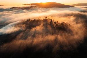 zonsopgang boven de mist, vliegend boven de wolken zonsopgang en mist foto