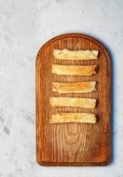 pannenkoeken met kwark op oude houten snijplank, in verticale afbeelding.