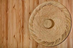 rotan sombrero hangend aan een natuurlijke houten muur foto