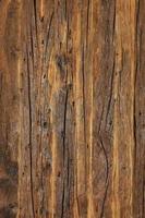 textuur en achtergrond van een zeer oud bruin hout, verticaal beeld. foto
