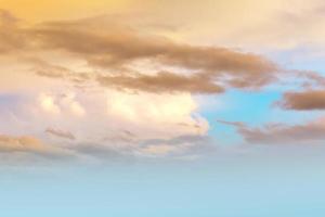 blauwe lucht met oranje wolken. zonnige dag met blauwe lucht op de avondachtergrond foto