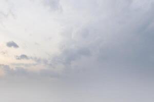 witte lucht met witte en grijze wolken. zonnige dag met witte lucht op de ochtendachtergrond foto