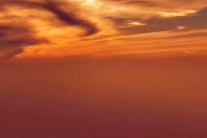 schitterende oranje zonsondergang en zonsopgang mooi boven grijze wolken met fel oranje zon op een koele lenteavond. foto