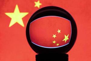 vlag van china in reflectie op een kristallen bol foto