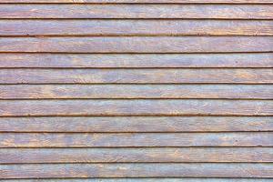 een betonnen muur onder de stilering van een houten hek met gladde, getextureerde horizontale planken. foto