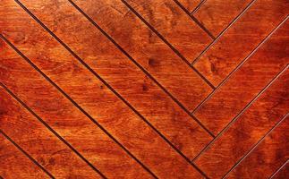 rechthoekige planken zijn oranje geverfd en netjes opgemaakt met een visgraatpatroon. foto