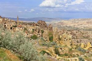 oude, antieke woongrotten in de bergen van Cappadocië foto