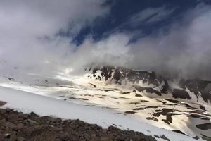 berglandschap met sneeuw en ochtendzon foto