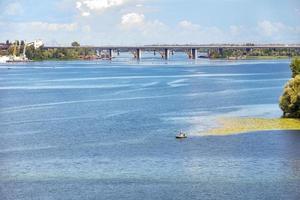 uitzicht op de dnipro en verkeersbruggen over de rivier de dnipro aan de horizon. foto