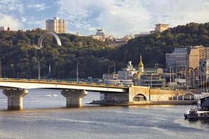 uitzicht op de havanskiy-brug over de dnipro-rivier in kyiv foto