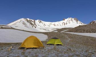 tenten van toeristen bevinden zich aan de voet van de berg erciyes in centraal turkije foto