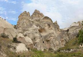 verlaten grotten in de bergen van cappadocië foto