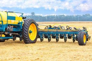 de zaaimachine voor precisiezaaien en bemesten wordt in de agrarische industrie gebruikt als een geavanceerde technologie van de moderne agribusiness. foto