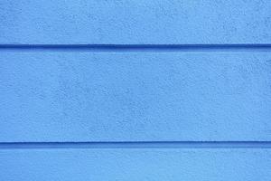 betonnen wandtextuur helderblauw gips met horizontale scheidingsgroeven op de muur. foto