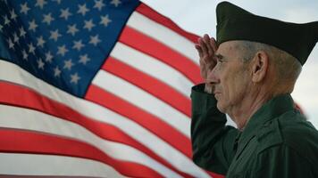 veteraan staan tegen de Amerikaans vlag voor gedenkteken dag foto