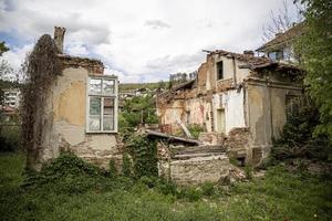 vernietigd en verlaten oud huis in Bulgaars dorp.