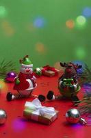 feestelijke kaart met kopieerruimte met kerstelementen op een gekleurde achtergrond. feestelijke bokeh achtergrond foto