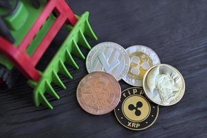 speelgoedtractor harkt munten cryptovaluta foto