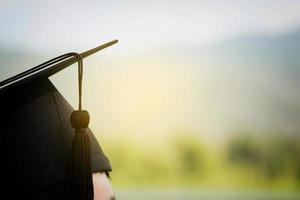 achterkant afgestudeerd op afstudeerdag, afstudeerstudent aanvang universitair diploma foto