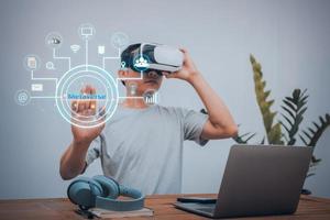 man draagt virtual reality-bril in metaverse om informatie online te koppelen foto