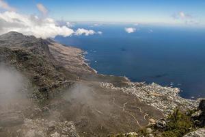 gigantisch uitzicht vanaf tafelberg kaapstad, zeepunt promenade. foto