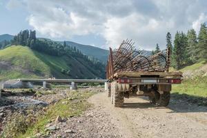 een vrachtwagen vervoert een frame van wapening voor de constructie van de draagconstructies van de bruggen. foto