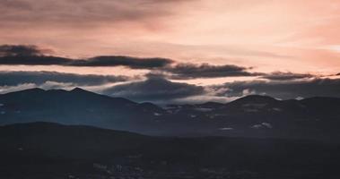 roze oranje bewolkt winter zonsondergang timelapse over cluj foto