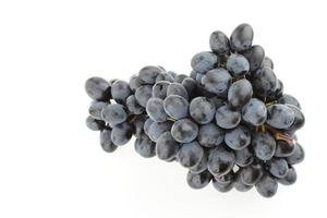 tros zwarte druiven geïsoleerd op witte achtergrond