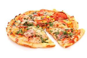 smakelijke pizzeria. veel kaaspizza. peperoni pizza. champignon pizza. mozzarella en tomaat. Italiaans gerecht. Italiaans eten. bovenaanzicht van hete pizza. kopieerruimte foto
