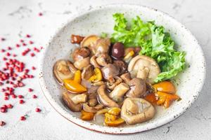 ingemaakte champignons heerlijke groenten foto