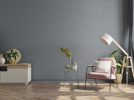modern minimalistisch interieur met een fauteuil op een lege donkere muurachtergrond.