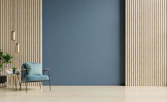 stijlvolle moderne houten woonkamer heeft een fauteuil op een lege donkerblauwe muurachtergrond.