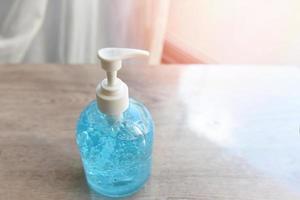 product schoon ontsmettingsmiddel dood virus bacteriën ziektekiemen handdesinfecterend middel fles gel voor het wassen van handen hygiëne met alcoholgel en antibacteriële zeep sanitizer, covid-19 coronavirus preventie uitbraak foto