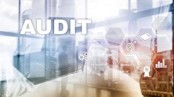 audit business en finance concept. analyse jaarrekening, analyse rendement op investering. gemengde media abstracte achtergrond foto