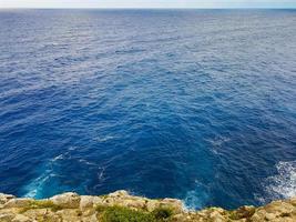 panoramisch uitzicht op de baai van cala figuera santanyi mallorca. foto