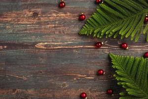 Kerst dennenblad met kerstbal decoratie op houten tafel foto